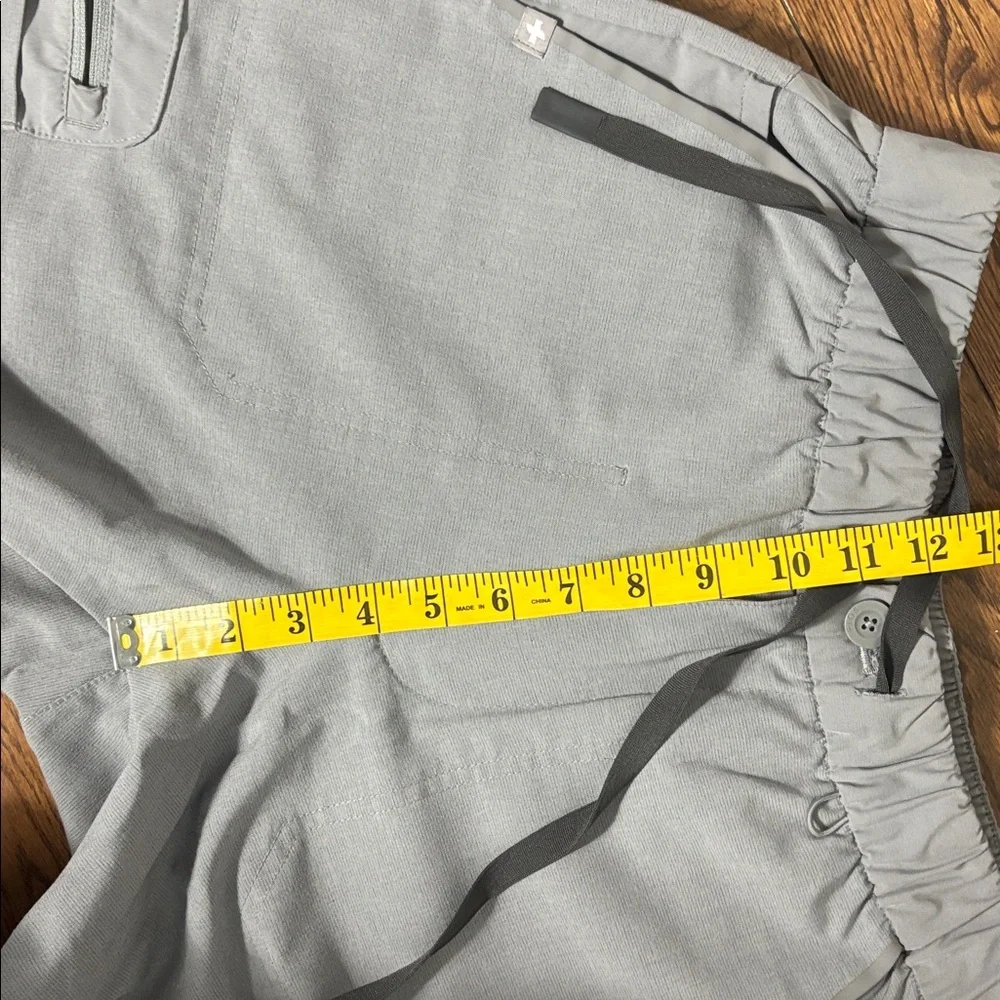 FIGS Men's Gray 21‑Pocket Cargo Scrub Pants Size Small Button Front pull on
